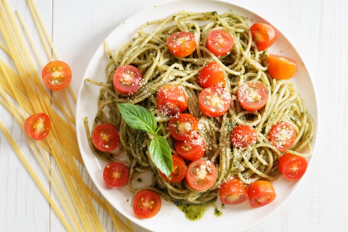спагетти с соусом песто и помидорами