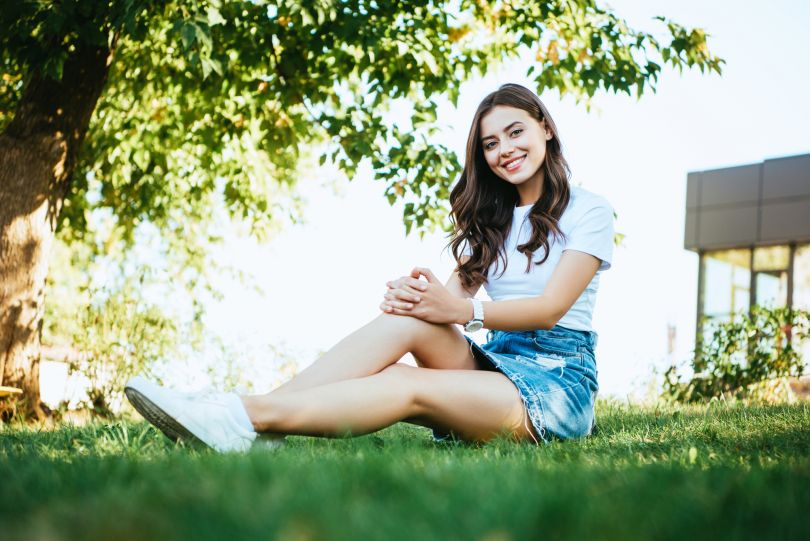 девушка сидит на траве