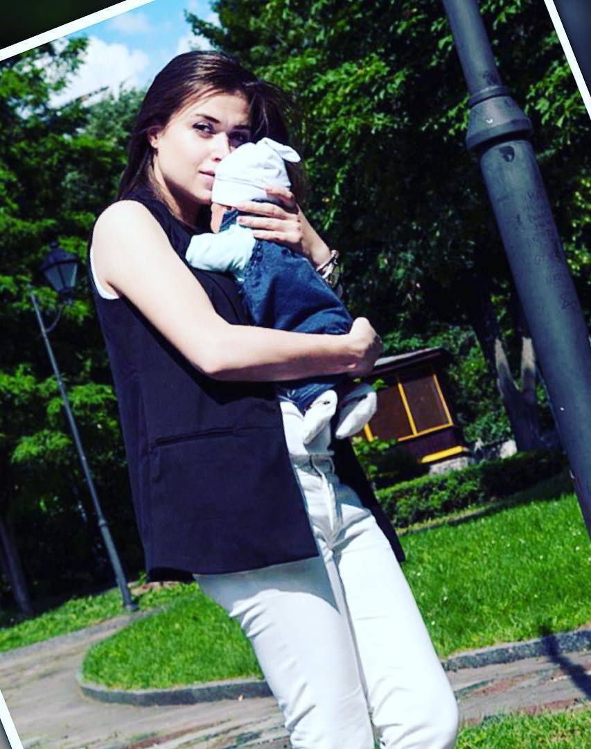 Людмила Грищенко  держит на руках сына