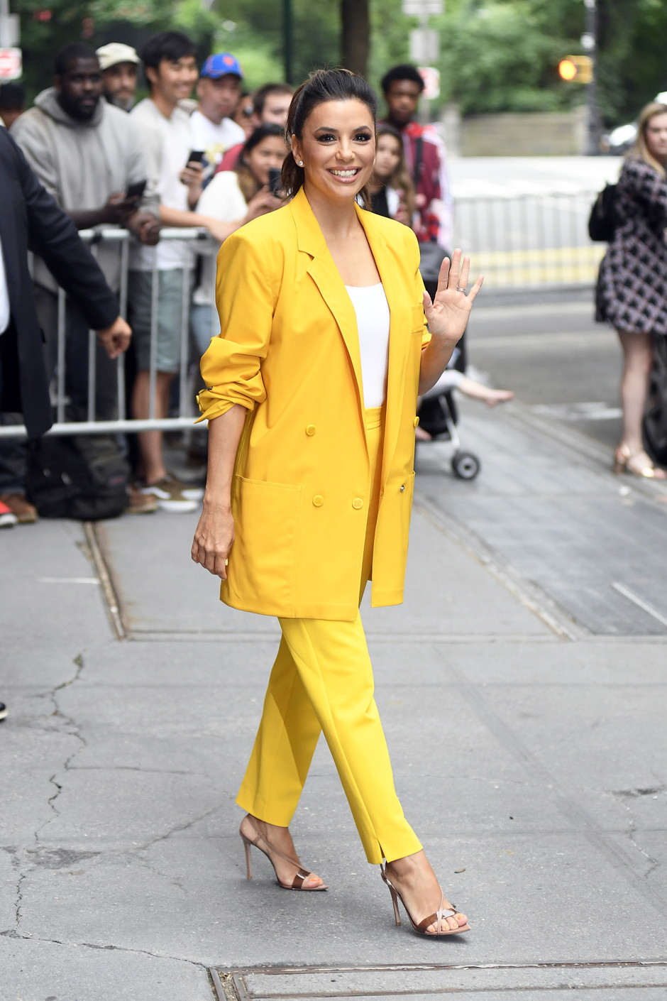 Ева Лонгория в желтом костюме