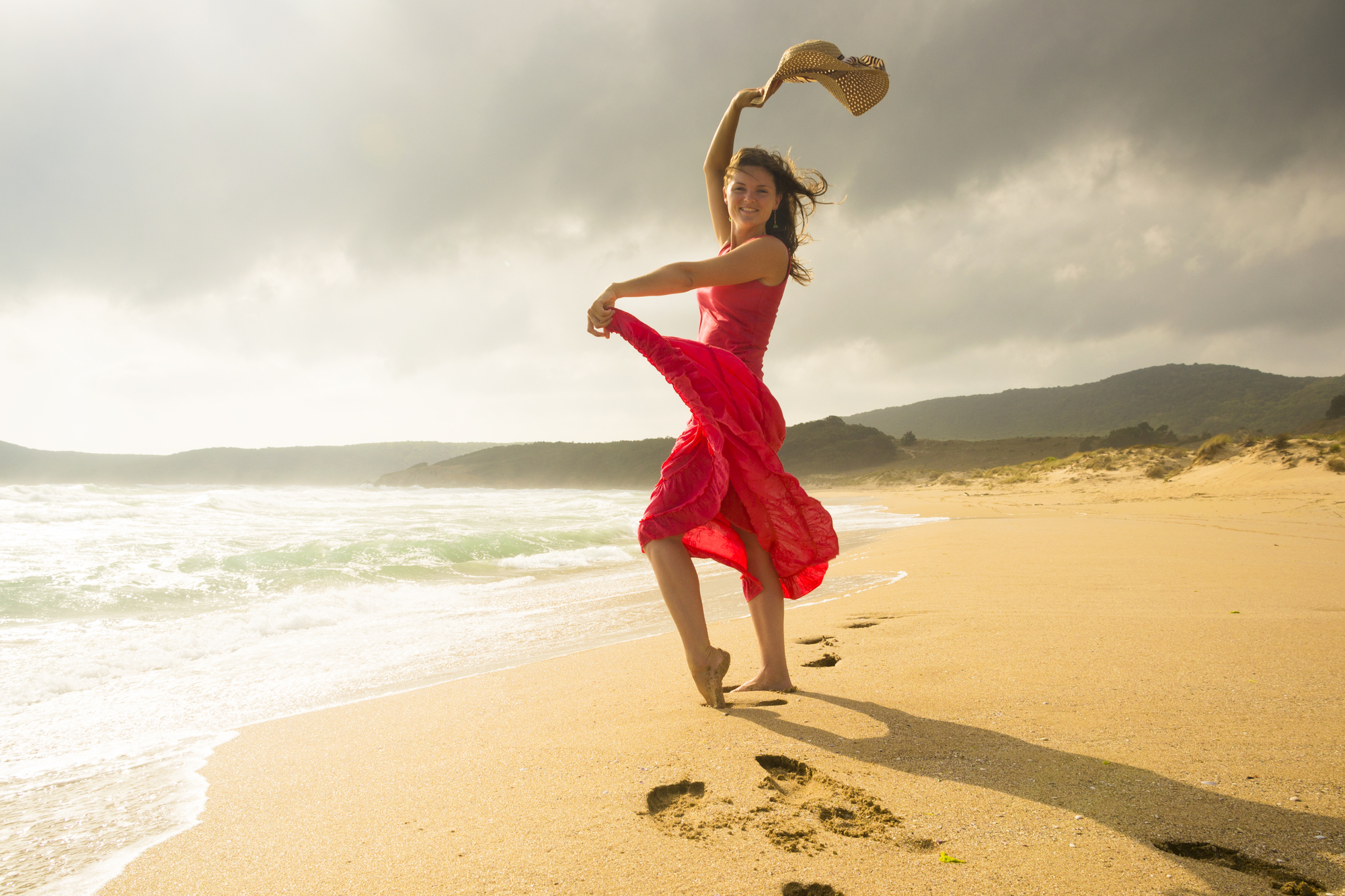 девушка танцует на море