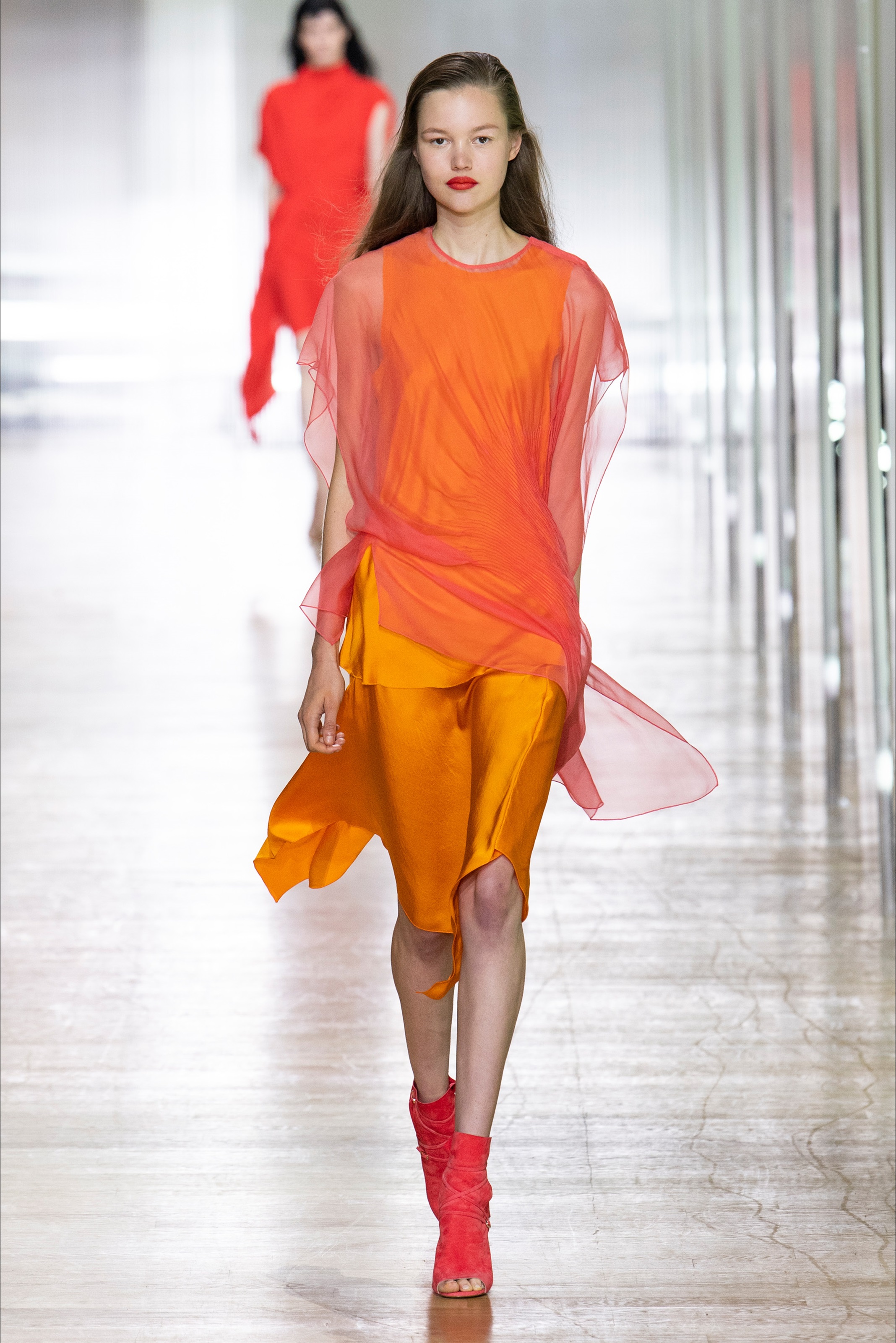 Модель в оранжево-коралловом платье
