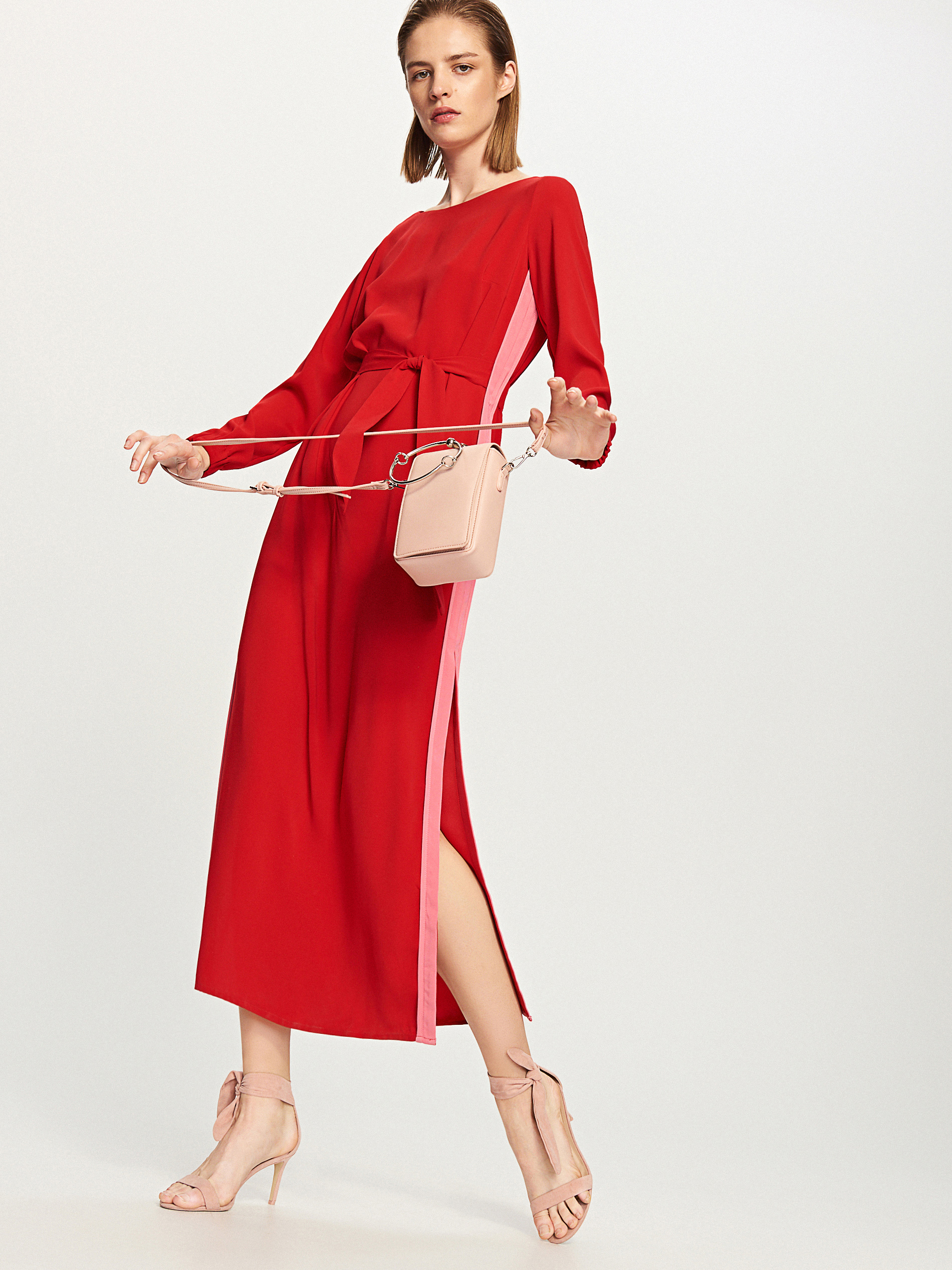 Модель в красном платье и бежевых босоножках