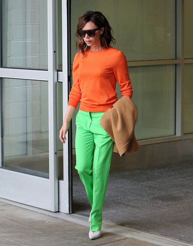Виктория Бекхэм в оранжевом топе и ментоловых брюках