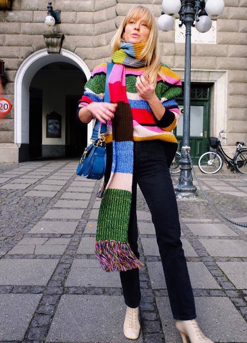 Девушка в одинаковых шарфе и свитере