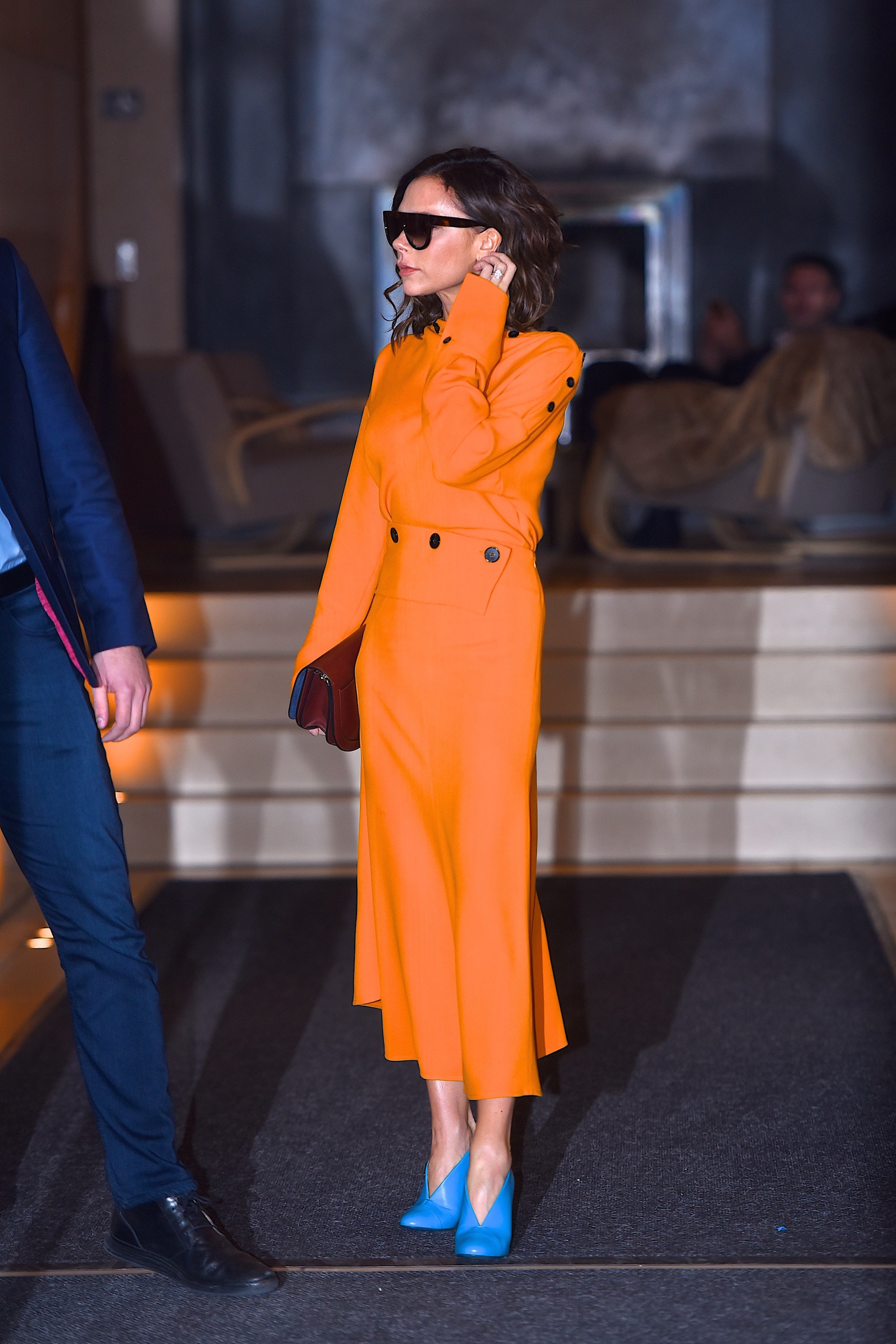 Виктория Бекхэм в оранжевом платье и голубых туфлях